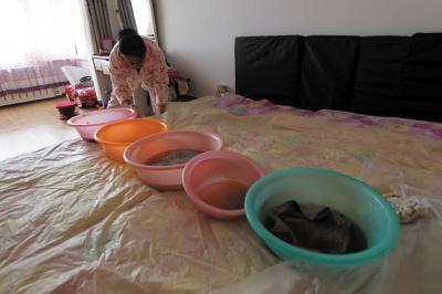 宣威楼上漏水，住户失联，小区没物管，业主维权难！律师来支招……